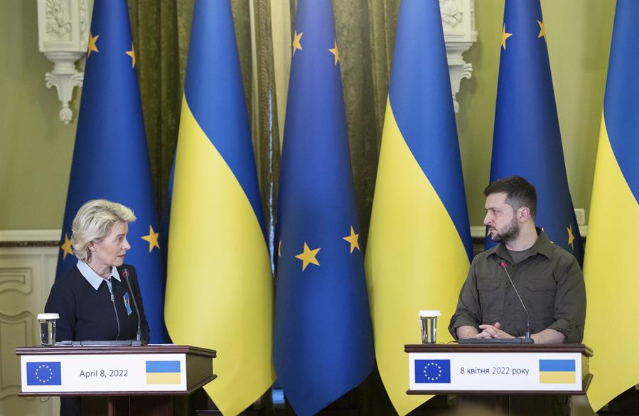 Ursula von der Leyen e Volodymyr Zelensky, em Kiev, no dia 8 de abril