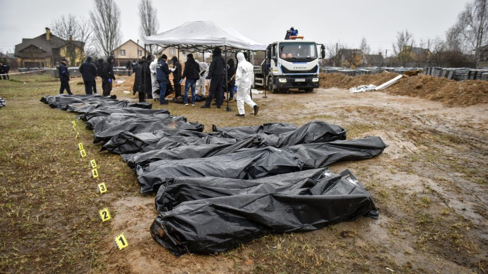 Autoridades ucranianas encontraram mais de 400 corpos em Bucha, após saída de tropas russas