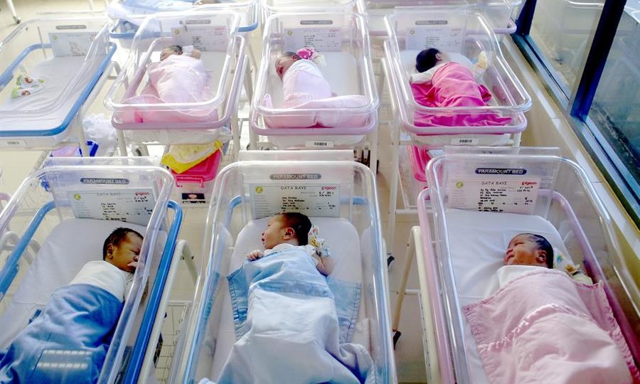 Recém-nascidos deitados no berçário da maternidade de um hospital de Jacarta, Indonésia, em 10 de julho de 2016.