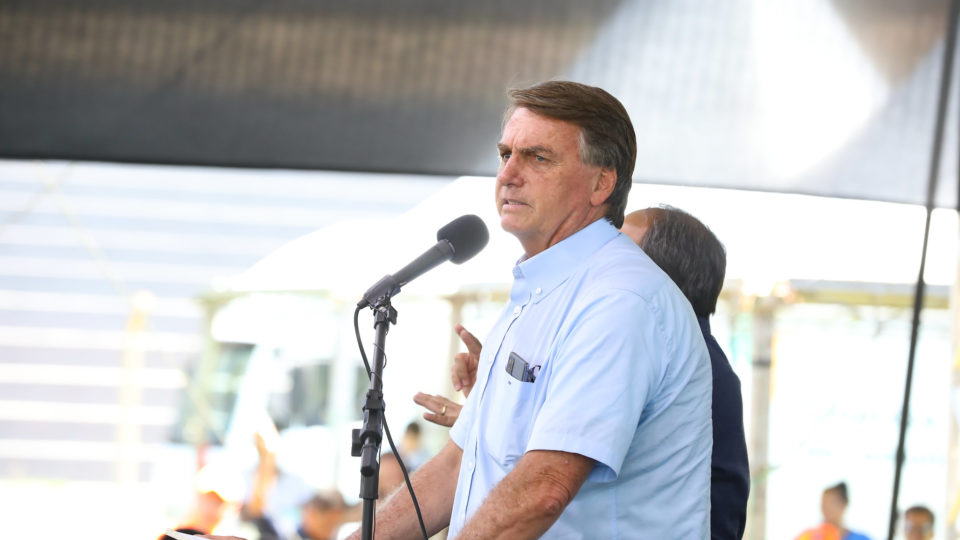 Bolsonaro alega interferência de ministros do STF para restringir recursos do WhatsApp no Brasil