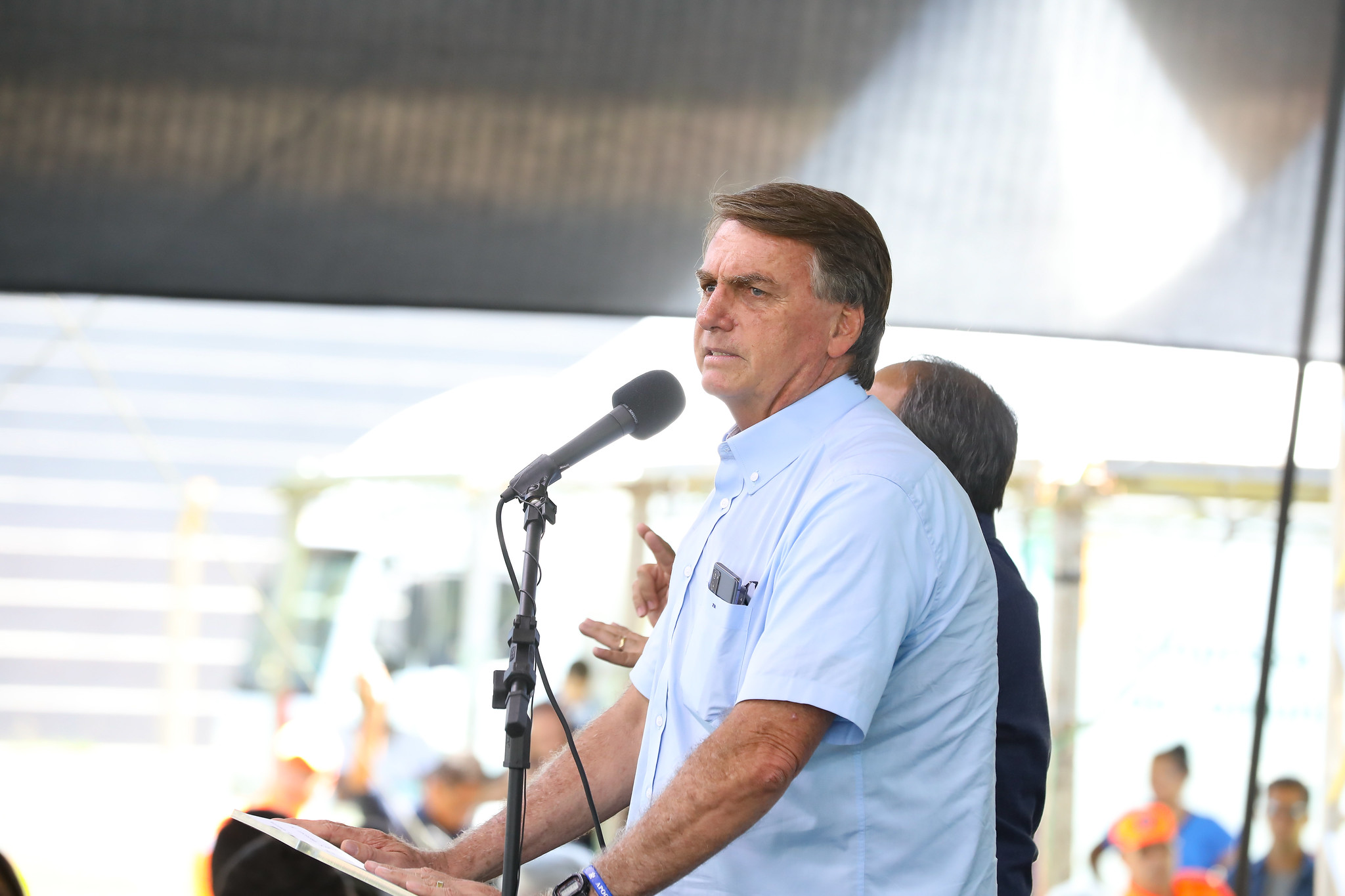 Bolsonaro alega interferência de ministros do STF para restringir recursos do WhatsApp no Brasil