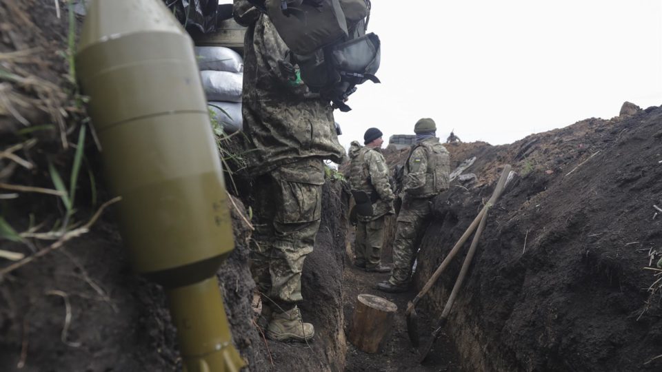 Zelensky afirma que Rússia começou “a grande batalha” por Donbass Soldados ucranianos em Donetsk: tropas russas iniciaram ofensiva para controlar todo o leste do território do país