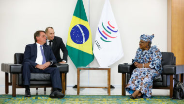 Brasil pede que OMC interfira para garantir livre fluxo de fertilizantes Presidente Jair Bolsonaro em audiência com a Diretora-Geral da Organização Mundial do Comércio, Ngozi Okonjo-Iweala.
