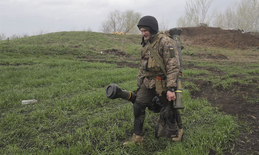 Ataque contra escola em Lugansk deixa 2 mortos, denuncia governador Militar ucraniano toma posição em uma zona entre as áreas de Lugansk e Donetsk