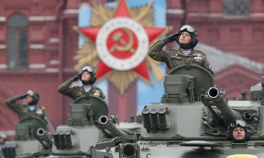 Por que o Nove de Maio é uma data chave para o conflito entre Rússia e Ucrânia Veículos blindados militares russos durante o desfile militar do Dia da Vitória na Praça Vermelha em Moscou, Rússia, 09 de maio de 2021. A Rússia realiza seu desfile do Dia da Vitória anualmente em 09 de maio para marcar a rendição da Alemanha nazista em 1945.