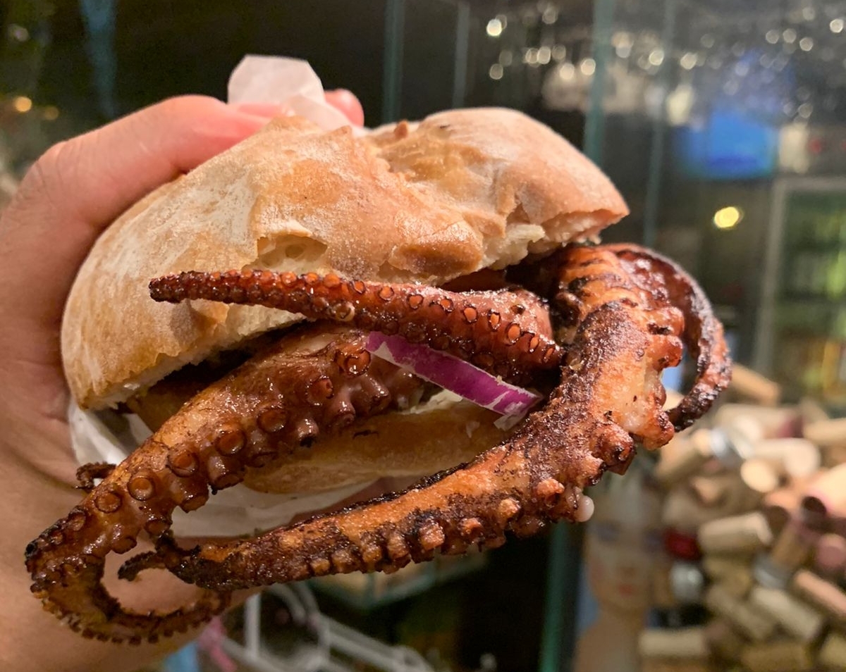Panino de polvo, novidade no cardápio do Vino! Batel. Panino de polvo, novidade no cardápio do Vino! Batel.