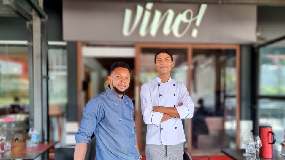 Haitiano que veio buscar vida melhor no Brasil comanda cozinha do Vino! O haitiano Evelt Etienne e o curitibano Gerson Oliveira dividem a criação na cozinha do Vino! Batel.
