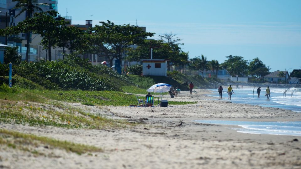 Engorda da praia de Matinhos seguirá os passos de Camboriú; veja as diferenças Trecho de praia no município de Matinhos, que sofrerá engorda artificial