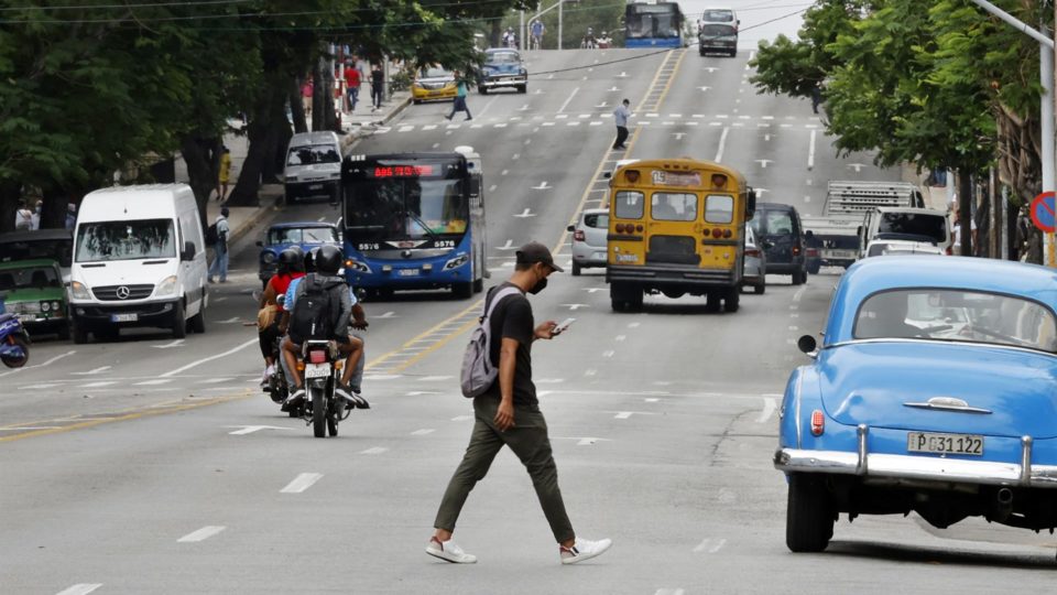 Repressão é a “epidemia que mais afeta” Cuba, indica relatório de sociedade de imprensa Avenida de Havana, capital de Cuba: Sociedade Interamericana de Imprensa denunciou encarceramento em massa de jornalistas na ilha e alertou para escalada autoritária com novo Código Penal