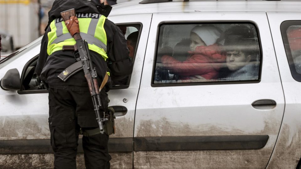 Ucrânia espera evacuar 6 mil civis em Mariupol Família de refugiados chegando a Zaporizhzhia, destino dos civis retirados de Mariupol