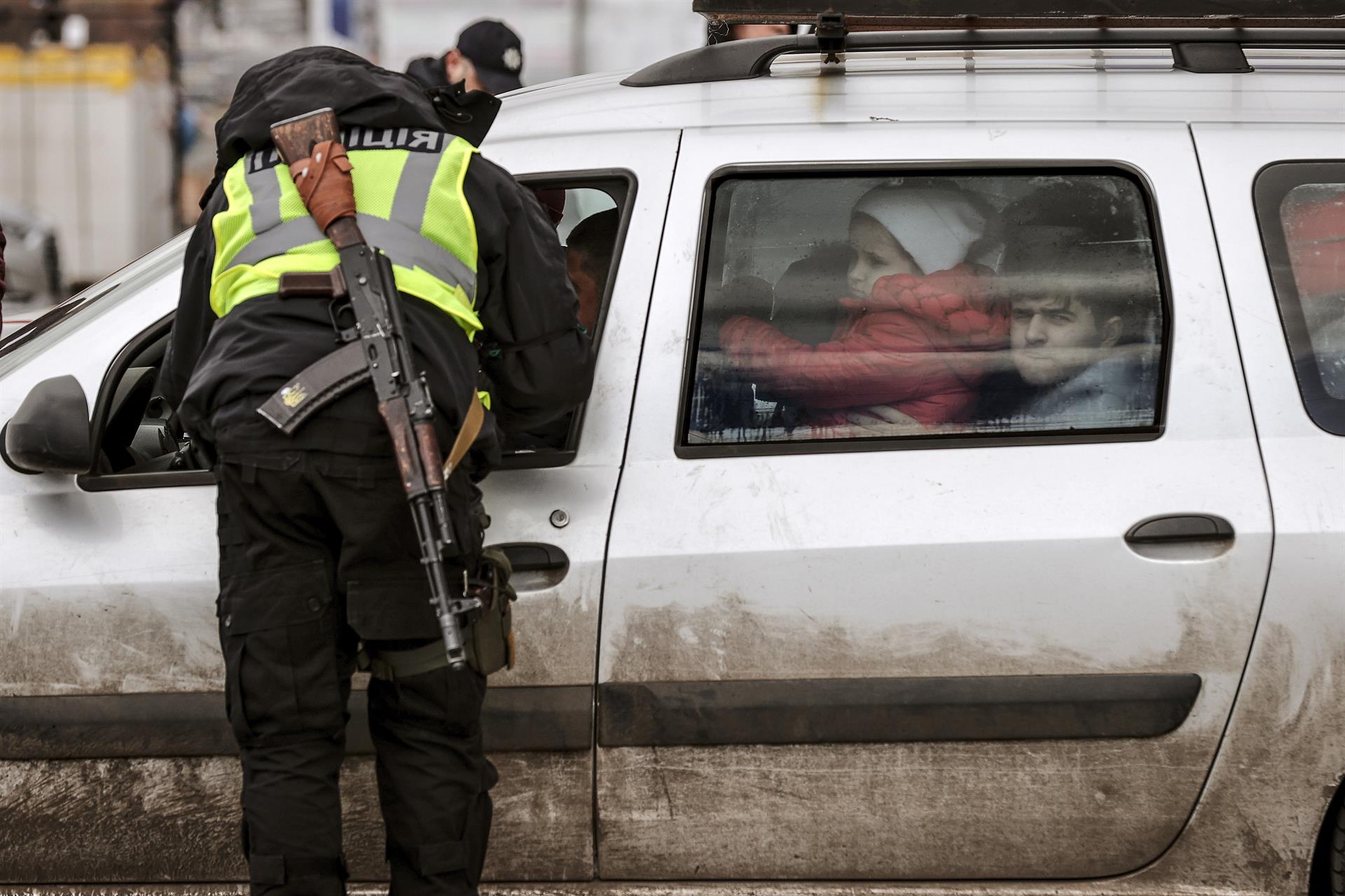 Família de refugiados chegando a Zaporizhzhia, destino dos civis retirados de Mariupol