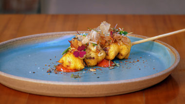 Polvo no palito, como se fosse cachorro quente? Tem nessa quinta, no Grés Polvo corn dog, molho taco, tomates verdes fermentados, maionese de missô e katsuobuchi – a atração desta Quinta do Mar, do Grés Gastronomia e Empório.