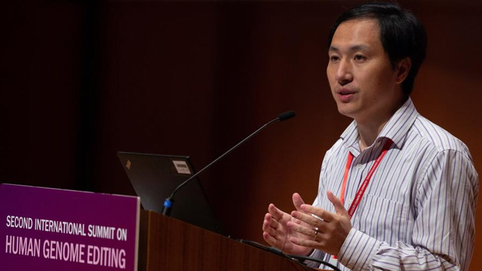 CRISPR: Cientista que mudou genes de três bebês sai da cadeia na China. Os perigos dessa tecnologia O cientista chinês He Jiankui apresenta seu trabalho na II Cúpula Internacional sobre Edição do Genoma Humano na Universidade de Hong Kong (China), no dia 28 de novembro de 2018.
