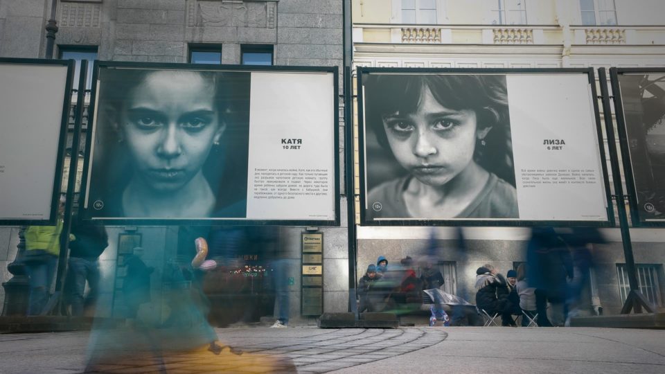 Na Batalha de Donbass, Rússia tem vantagem de três para um Exposição fotográfica “Olhe nos olhos de Donbass”, em São Petersburgo, na Rússia