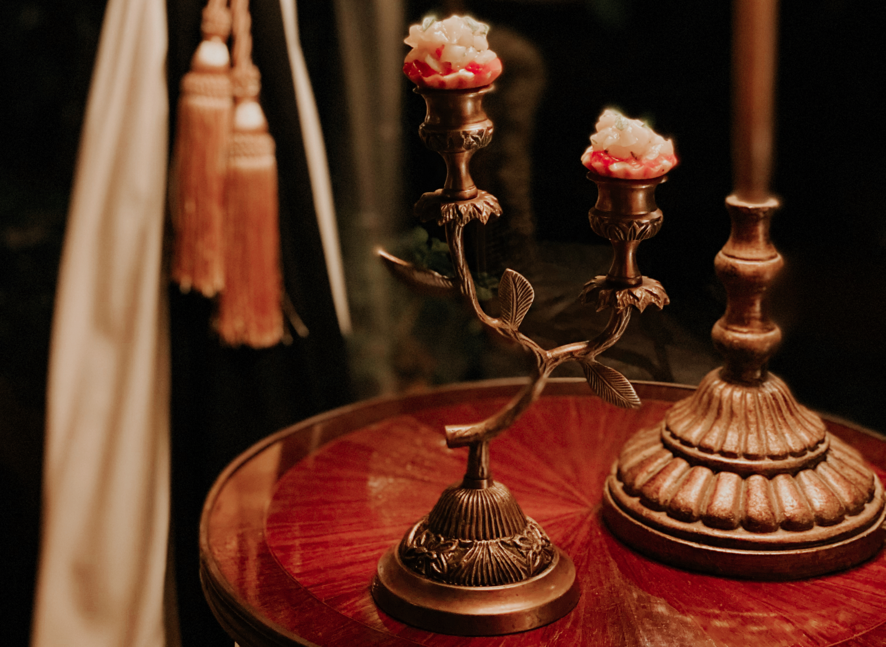 Duplas de snacks de vieiras e morango, servidas em casquinha de massa filo - servidas em candelabro. Duplas de snacks de vieiras e morango, servidas em casquinha de massa filo - servidas em candelabro.