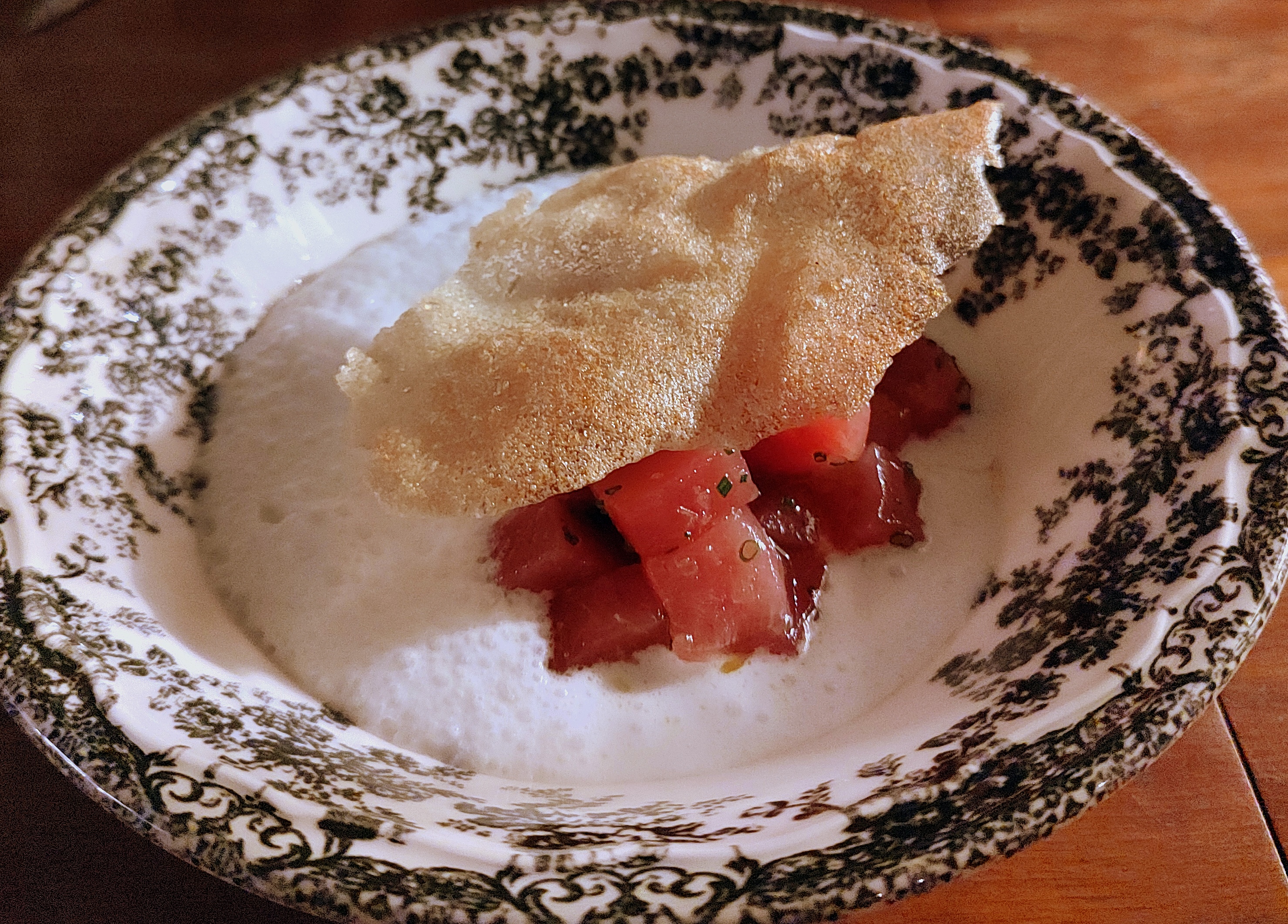Atum cru em cubinhos, servido com leite de coco feito na casa, temperado com gengibre, sorbet de lichia e crocante de batata. Atum cru em cubinhos, servido com leite de coco feito na casa, temperado com gengibre, sorbet de lichia e crocante de batata.