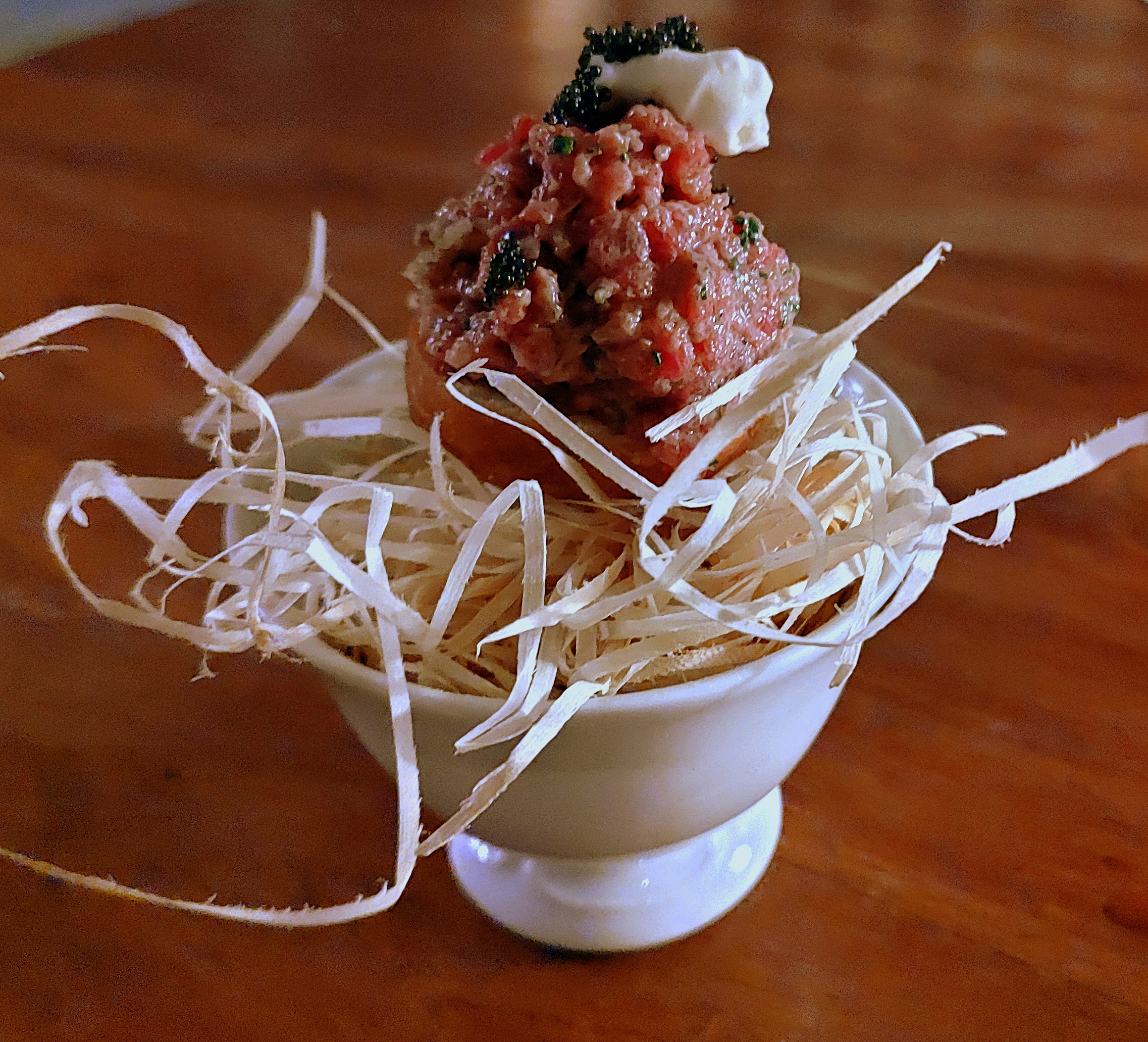 Steak tartare em mini sonho, finalizado com sour cream e ovas de peixe voador. Steak tartare em mini sonho, finalizado com sour cream e ovas de peixe voador.