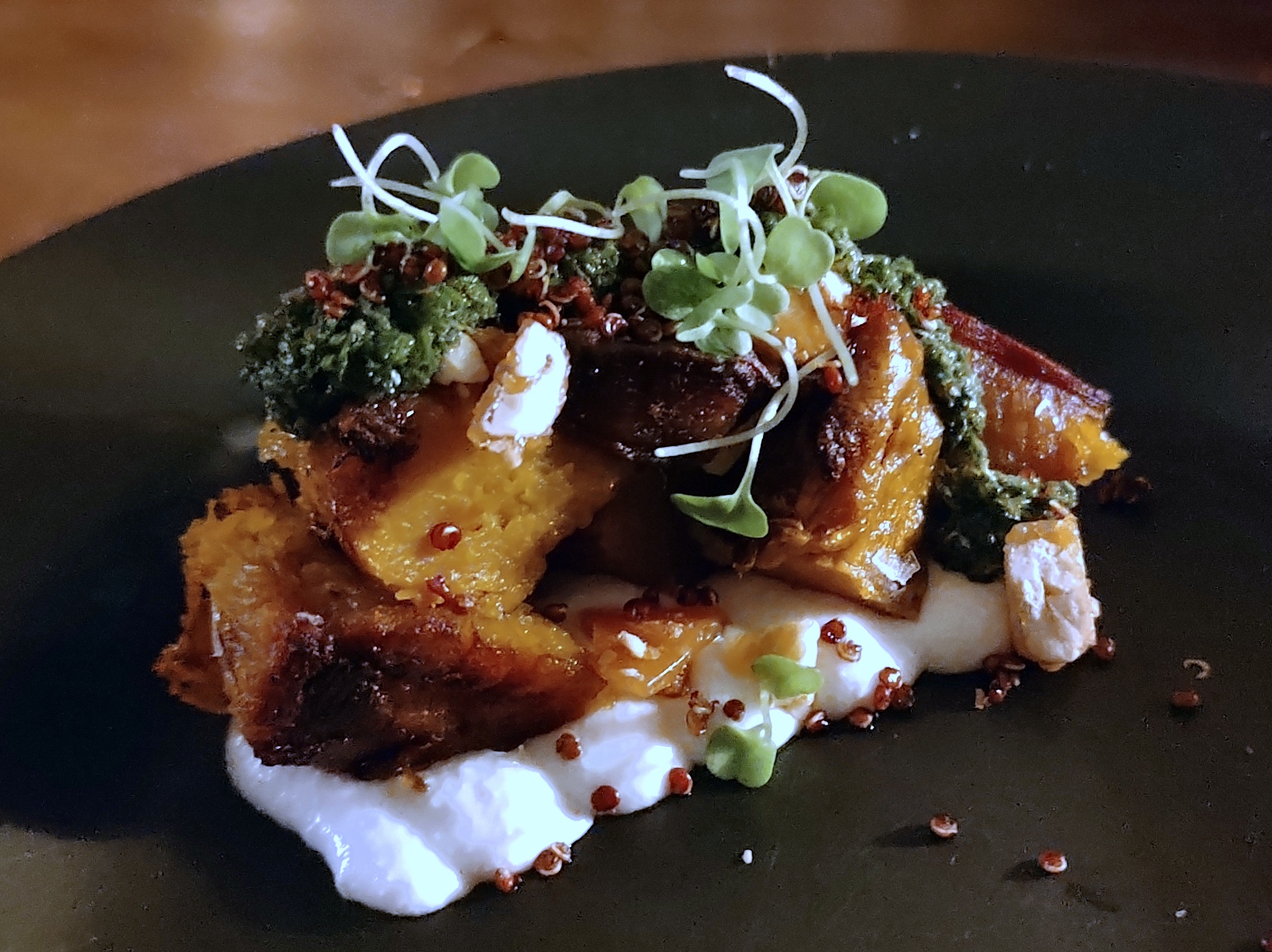 Cubos de abóbora cabotiá levemente defumada e servidos com creme de queijo branco, praliné de castanhas, salsa verde cítrica e quinoa. Cubos de abóbora cabotiá levemente defumada e servidos com creme de queijo branco, praliné de castanhas, salsa verde cítrica e quinoa.