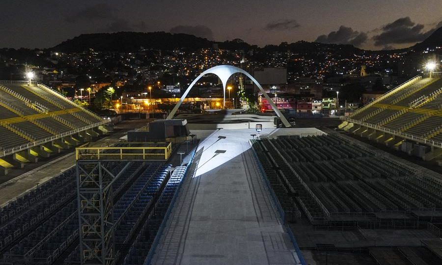 Morre menina que teve pernas prensadas por carro alegórico no carnaval do Rio Acidente ocorreu por volta das 23 horas da quarta-feira, no Sambódromo