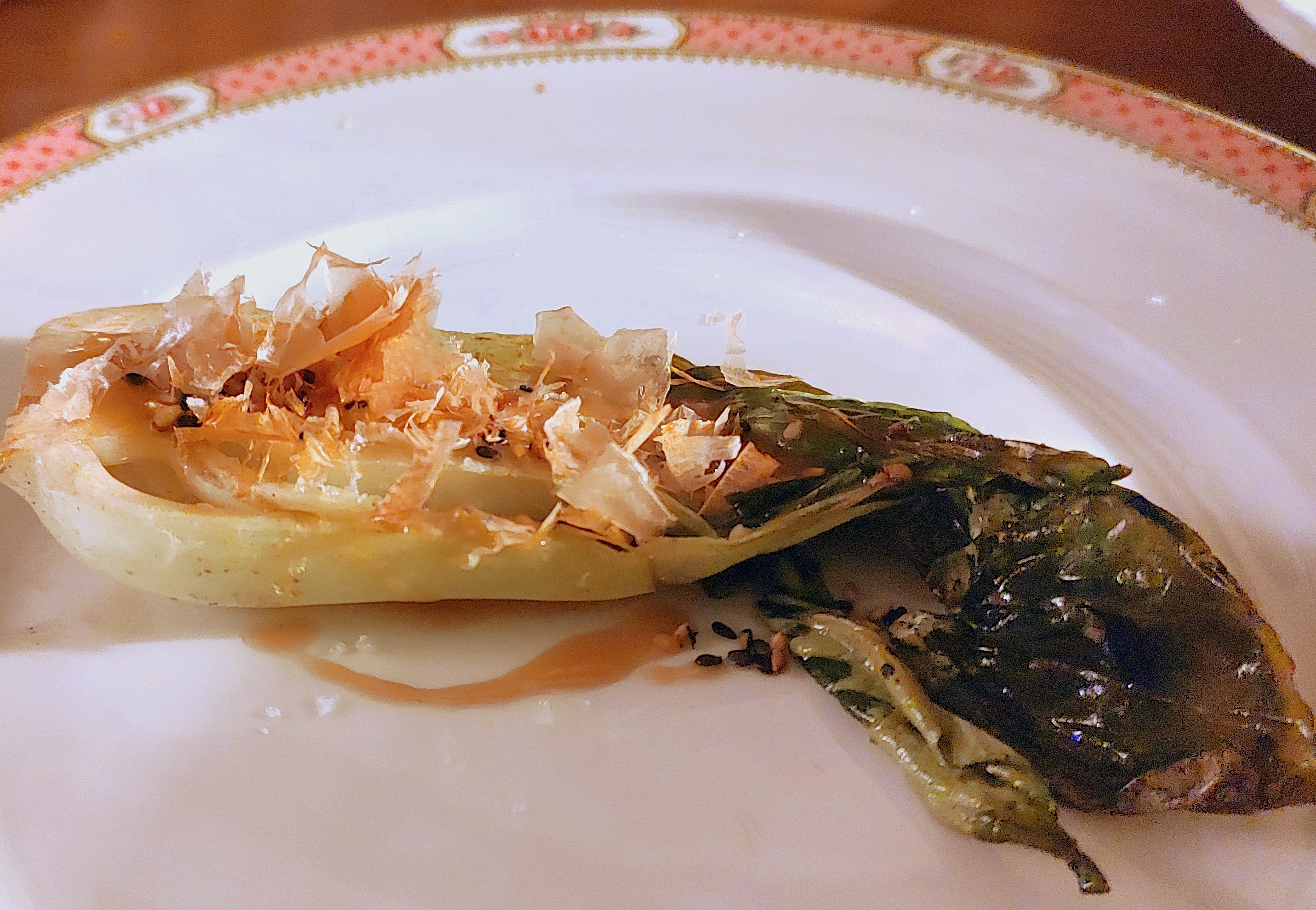 Bok choy grelhado na manteiga, servido com vinagrete de gergelim e katsuobushi. Bok choy grelhado na manteiga, servido com vinagrete de gergelim e katsuobushi.