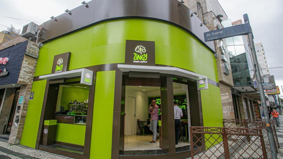 Cafeteria vende cafés com o dobro de cafeína e doces dos países de língua inglesa Zingy Cafés