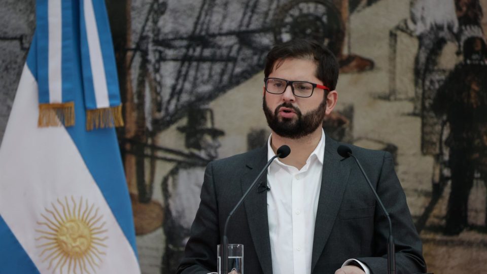 Homem é detido após jogar pedra em Boric durante viagem do presidente O presidente do Chile, Gabriel Boric