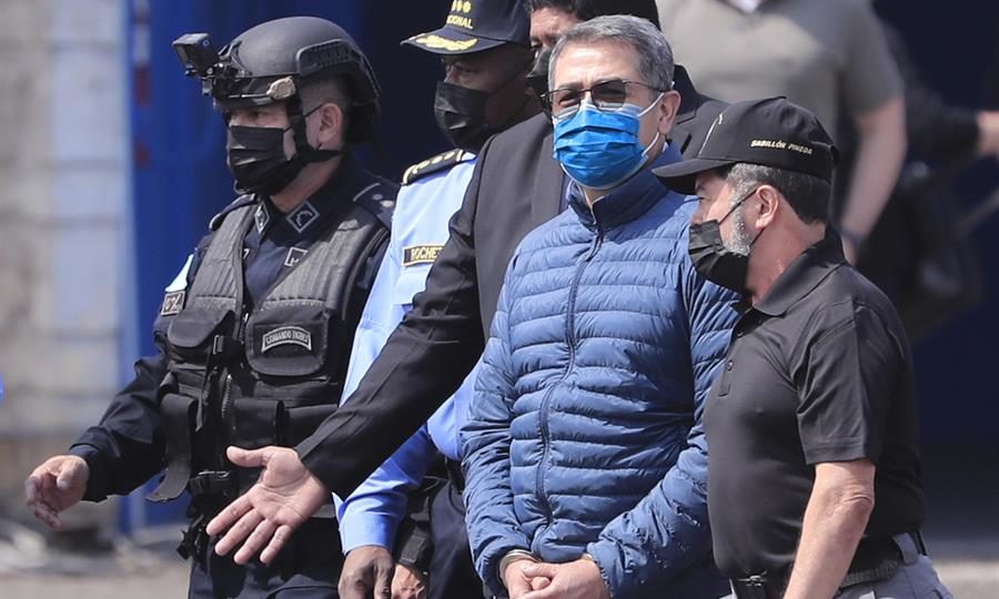 Hernández vai ser julgado nos EUA por fraudar eleições com dinheiro do tráfico O ex-presidente hondurenho, Juan Orlando Hernández, sendo encaminhado para extradição aos Estados Unidos, na base aérea Hernán Acosta, em Tegucigalpa