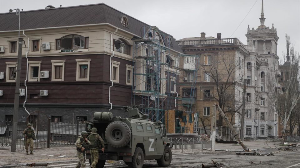 O míssil “Satã” e o que explica a ordem de Putin sobre a “libertação” de Mariupol Militares russos patrulham o centro de Mariupol, Ucrânia, 12 de abril de 2022. Não há água, eletricidade, gás ou comunicações. Lojas, farmácias e hospitais estão fechados.