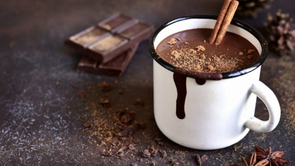 Aprenda a fazer o Choconhaque, para esquentar as frias noites de outono Receita de Choconhaque