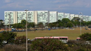 Reajuste de 5% desagrada e servidores federais prometem intensificar greve Esplanada dos Ministérios, em Brasília: boa parte das categorias de servidores federais quer reajuste de pelo menos 19,99%.