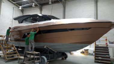 Alta procura dobra tempo de espera por uma lancha da Triton Operário trabalha em acabamento de lancha na fábrica da Triton Yachts em São José dos Pinhais