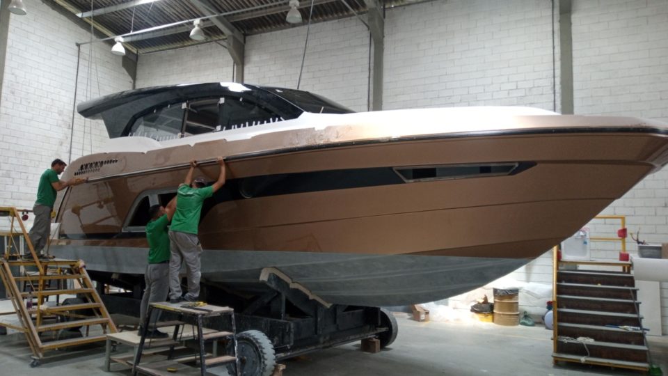 Alta procura dobra tempo de espera por uma lancha da Triton Operário trabalha em acabamento de lancha na fábrica da Triton Yachts em São José dos Pinhais