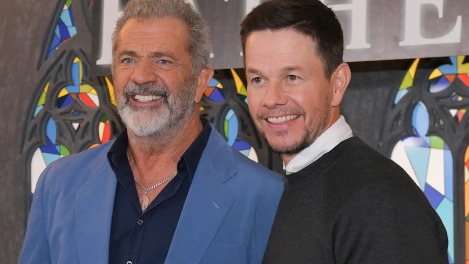 Como artistas conservadores sobrevivem numa Hollywood dominada por progressismo Mel Gibson e Mark Wahberg no lançamento de Father Stu.