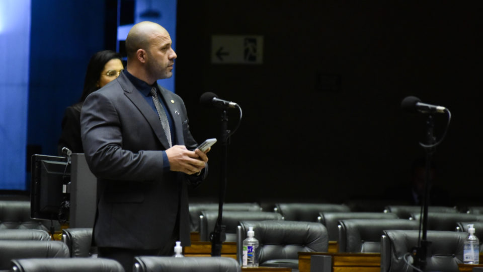 Inelegível? O que dizem juristas sobre a situação de Daniel Silveira após perdão presidencial