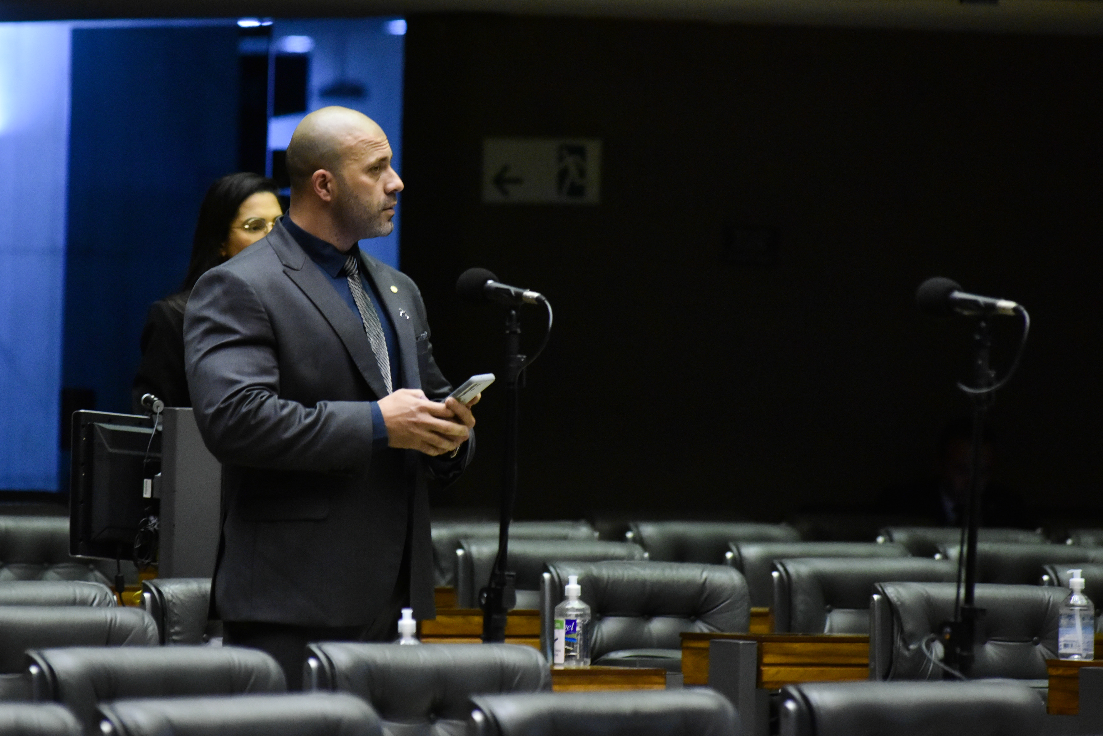 Inelegível? O que dizem juristas sobre a situação de Daniel Silveira após perdão presidencial