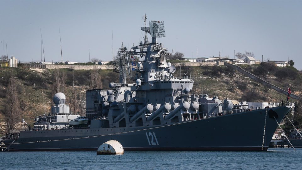 Rússia admite que afundamento do Moskva deixou 1 morto e 27 desaparecidos Imagem de arquivo do cruzador: navio-símbolo da Frota Russa afundou na semana passada no Mar Negro