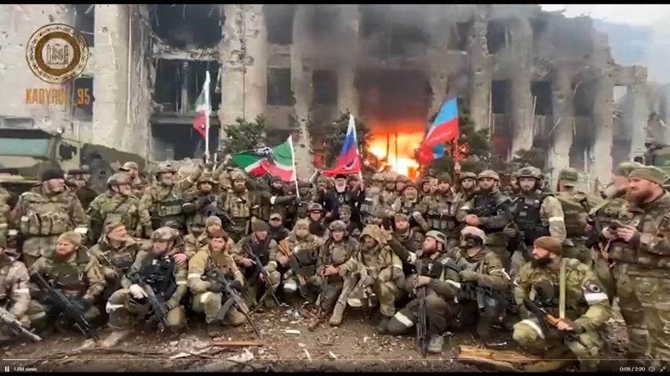 Um conflito dentro de outro: como Putin exporta a guerra civil da Chechênia para a Ucrânia Paramilitares chechenos celebram a “libertação” de Mariupol