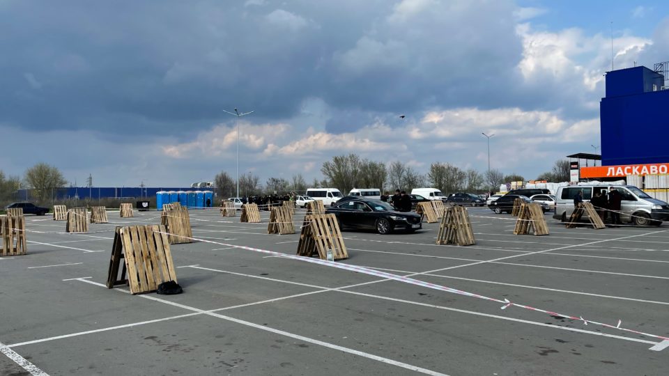 Até quando a Ucrânia vai lutar por Mariupol? Centro de recepção de refugiados vazio em Zaporizhzhnya: local tem pouquíssimos moradores de Mariupol porque a Rússia não tem autorizado com frequência corredores humanitários
