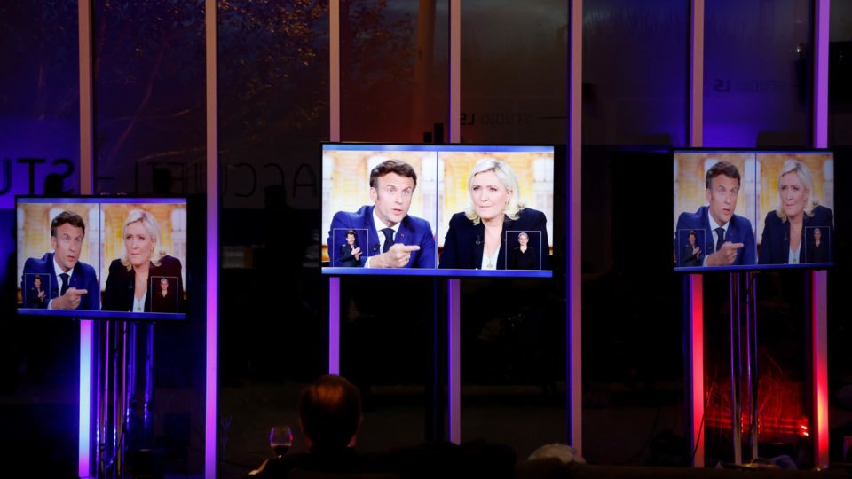 Em meio à desconfiança e ao desânimo, franceses escolhem entre Macron e Le Pen Transmissão do debate entre os dois candidatos na última quarta-feira (20): abstenção no primeiro turno foi a maior em 20 anos, e quase metade do eleitorado acredita que pode ocorrer fraude