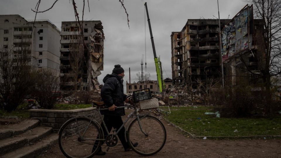 Dos 3,6 milhões de ucranianos refugiados, um milhão já voltou ao país, informa Kiev Ucraniano caminha empurrando sua bicicleta em meio aos escombros da cidade de Borodianka.