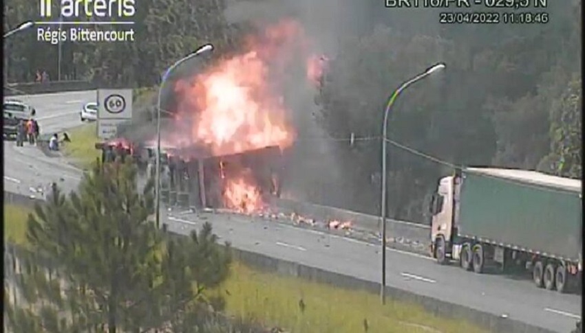 Caminhão pega fogo após acidente e interdita totalmente a BR-116 próximo de Curitiba Um caminhão carregado com desodorantes tombou e pegou fogo por volta das 11 horas deste sábado (23) na BR-116.