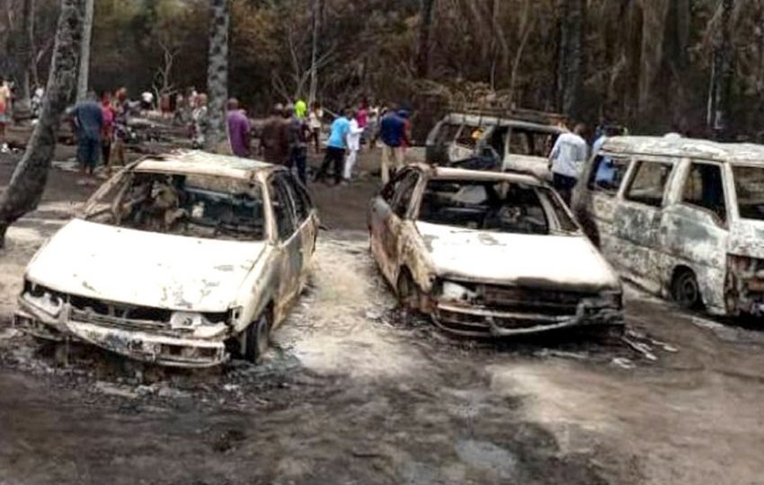 Incêndio em refinaria ilegal de petróleo deixa ao menos 100 mortos na Nigéria Pelo menos 100 pessoas morreram neste sábado (23) em um incêndio em uma refinaria de petróleo ilegal no estado de Imo, no sudeste da Nigéria.