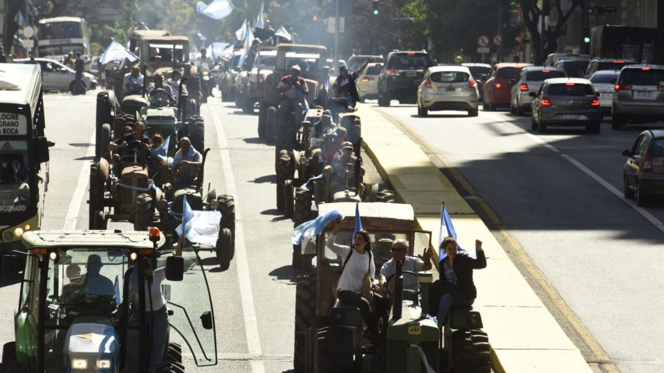 Produtores rurais argentinos fazem tratoraço em protesto contra o governo A caravana, composta por 30 tratores e centenas de carros, motocicletas e outros veículos, avançou pelas avenidas da zona norte da capital até chegar à icônica Praça de Maio, em frente à Casa Rosada, sede do Executivo argentino.