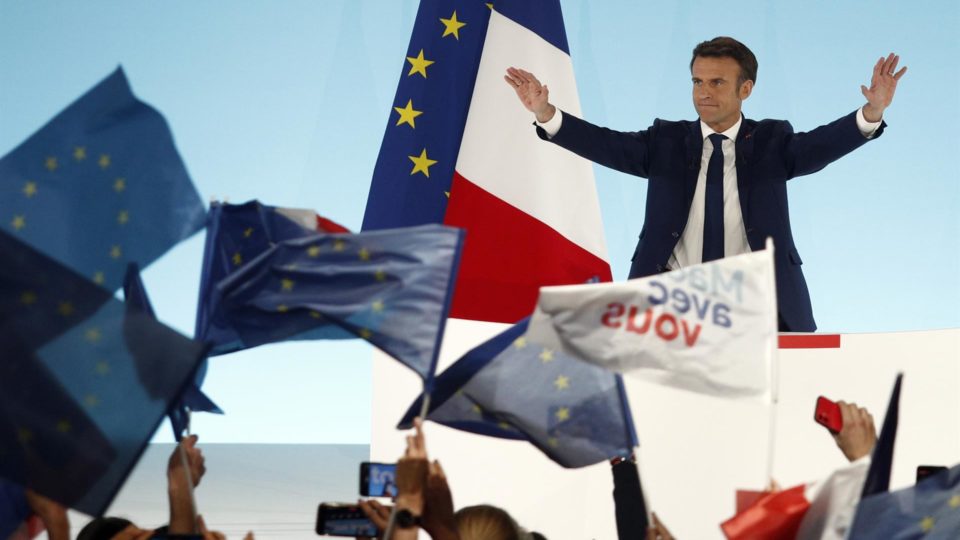 Macron vence eleições e é reeleito presidente da França; Le Pen fala em “métodos desleais” O presidente da França, Emmanuel Macron, foi reeleito nas eleições deste domingo (24).