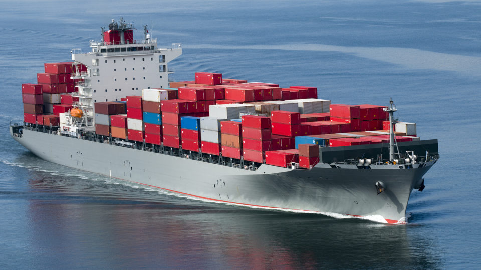 Medidas restritivas geram caos em porto de Xangai e afetam comércio internacional Medidas restritivas geram caos em porto de Xangai e afetam comércio internacional