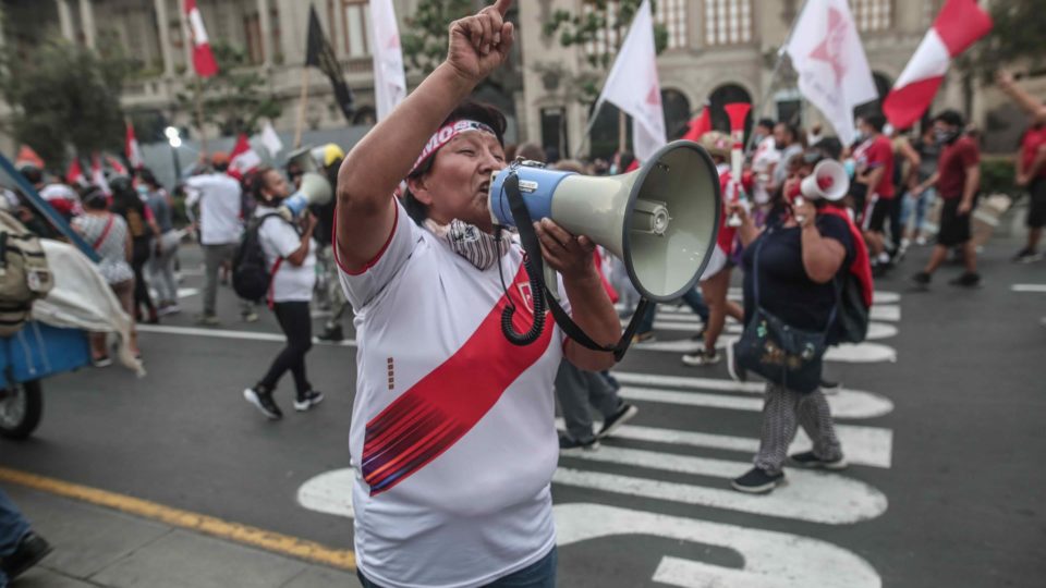 Pesquisa revela que dois terços dos peruanos querem antecipação das eleições Protesto contra o governo de Pedro Castillo, em Lima, Peru.