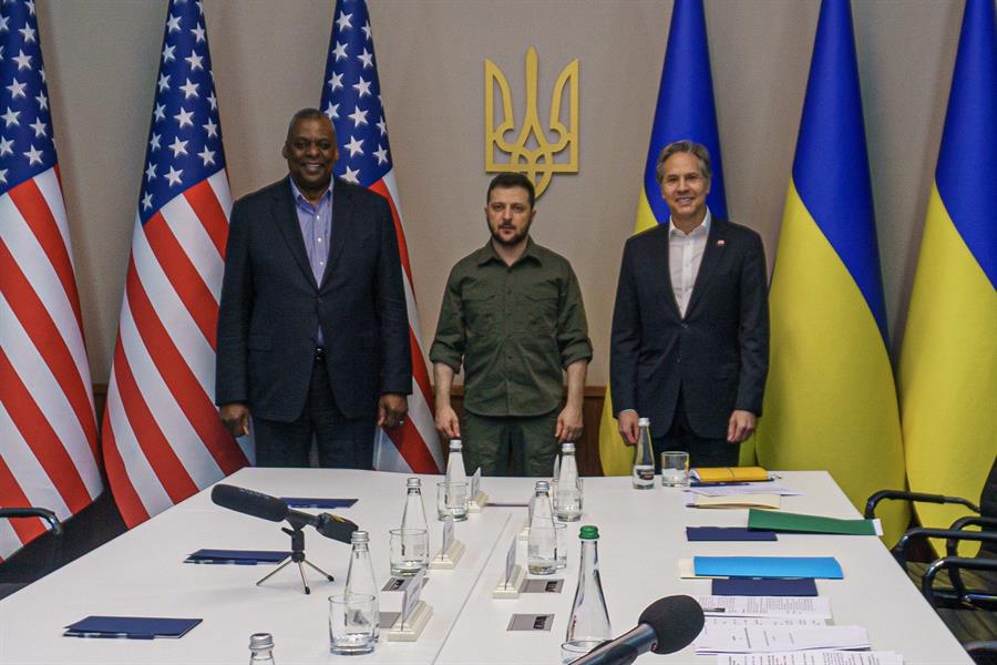 O secretário de Defesa dos EUA, Lloyd Austin, e o secretário de Estado norte-americano, Antony Blinken, com o presidente da Ucrânia, Volodymyr Zelensky