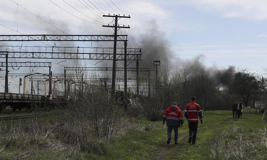 Sem sinal de trégua, guerra na Ucrânia completa 2 meses com milhares de mortos Rússia atacou cinco estações de trem ucranianas nesta segunda-feira: objetivo é destruir a infraestrutura do país, denuncia Ucrânia