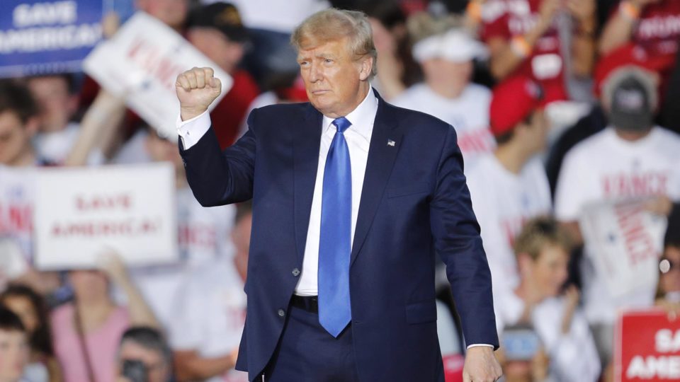 Trump diz que não voltará ao Twitter mesmo que Musk restabeleça sua conta Trump informou que ficará apenas na sua rede social, Truth, na qual planeja começar a fazer postagens dentro dos próximos dias