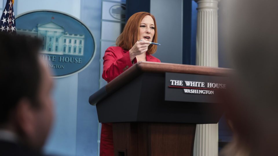 Casa Branca reitera cobrança por regulação de redes sociais após Musk comprar Twitter Segundo a porta-voz da Casa Branca, Jen Psaki, o presidente Joe Biden defende “que as plataformas de tecnologia devem ser responsabilizadas pelos danos que causam”